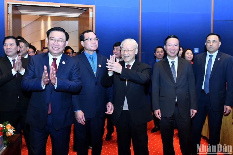 El secretario general del Partido Comunista de Vietnam, Nguyen Phu Trong; el presidente del Estado, Vo Van Thuong; y el titular de la Asamblea Nacional, Vuong Dinh Hue, en el congreso. (Fotografía: Nhan Dan) El secretario general del Partido Comunista de Vietnam, Nguyen Phu Trong; el presidente del Estado, Vo Van Thuong; y el titular de la Asamblea Nacional, Vuong Dinh Hue, en el congreso. (Fotografía: Nhan Dan)