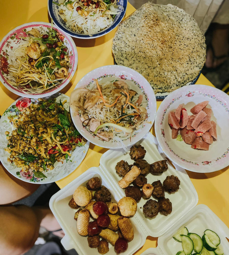 Delicias en una cafetería frente al mercado de Dong Ba. Delicias en una cafetería frente al mercado de Dong Ba.