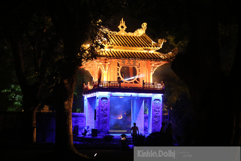 El pabellón de la constelación parece un faro de conocimiento y sabiduría.