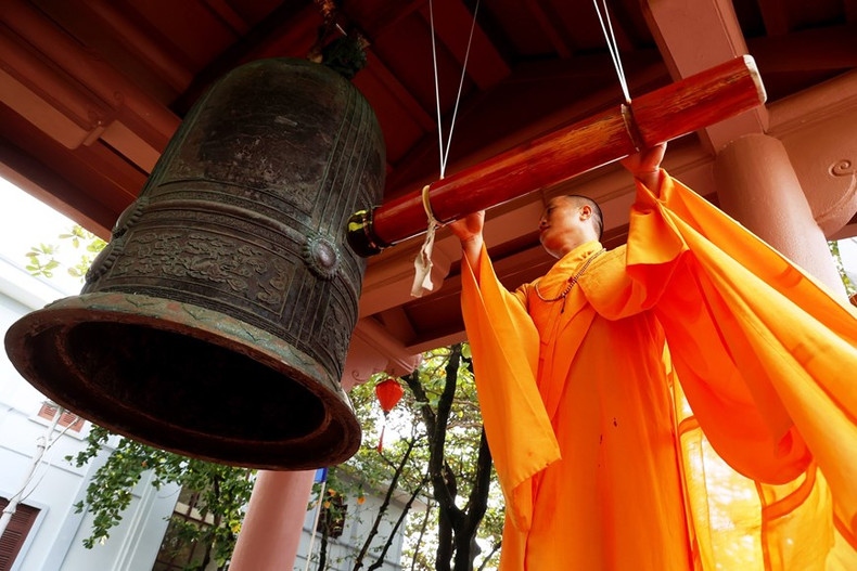 El venerable Thich Nhuan Dat, abad de la pagoda de Truong Sa, toca la campana.