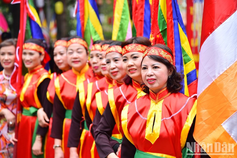 Según la leyenda, el maestro zen Tu Dao Hanh entró en el nirvana en la pagoda Thay el séptimo día del tercer mes lunar, fecha en la que también nació el rey Ly Than Tong, quien, según la leyenda, es una reencarnación del maestro, por lo que ese día fue declarado día de las fiestas de los templos Thay y Lang. Según la leyenda, el maestro zen Tu Dao Hanh entró en el nirvana en la pagoda Thay el séptimo día del tercer mes lunar, fecha en la que también nació el rey Ly Than Tong, quien, según la leyenda, es una reencarnación del maestro, por lo que ese día fue declarado día de las fiestas de los templos Thay y Lang.