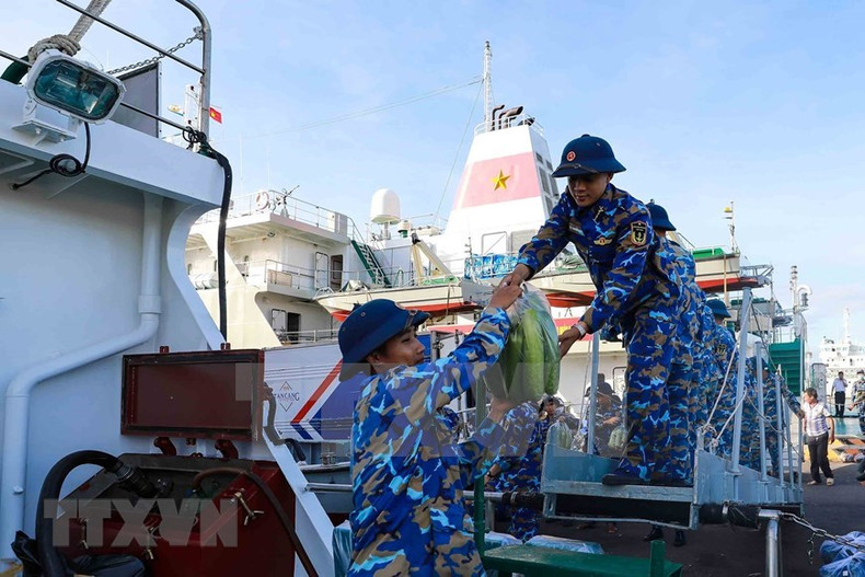 Trasladan regalos del Tet a Truong Sa.