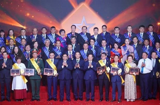 El primer ministro de Vietnam, Pham Minh Chinh, y los empresarios destacados participantes (Fotografía: VNA)