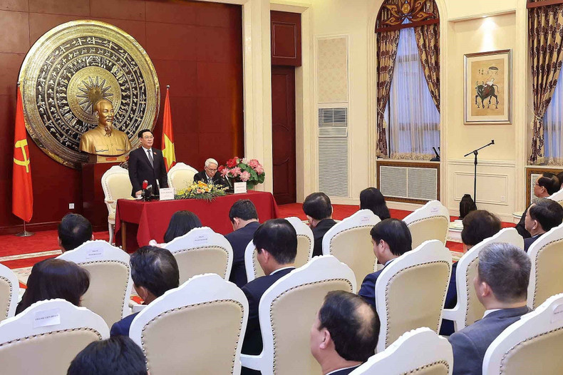 El presidente de la Asamblea Nacional de Vietnam , Vuong Dinh Hue, se reúne con representantes de la comunidad de connacionales en China. (Fotografía:VNA)