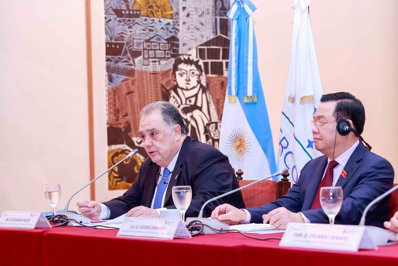 El jefe de la Comisión de Relaciones Exteriores de la Cámara de Diputados de Argentina, Eduardo Váldes, interviene en la reunión.