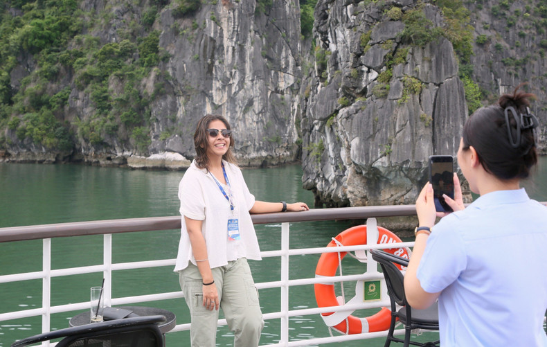 Turistas extranjeros en la bahía de Ha Long. Turistas extranjeros en la bahía de Ha Long.