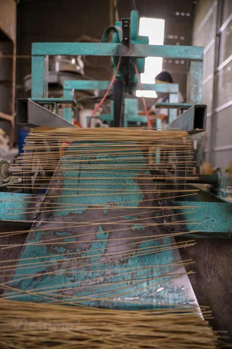 Quang Phu Cau es un pueblo ubicado en las afueras de Hanói que se dedica más que todo a las artesanías, entre lo que está por supuesto la fabricación de incienso para el consumo interno del país y para la exportación, siendo una fuente de ingresos importante para la economía. Como son culturas tan espirituales, tradicionales y religiosas el incienso es muy usado para rituales y homenajes tiene una demanda muy alta. Una de sus tareas es producir el incienso para el año nuevo lunar. Esta sustancia aromática, que se quema para señalar acontecimientos relevantes y conectar con el mundo espiritual, es desde hace miles de años un icono de la cultura vietnamita.