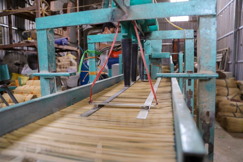 Este pueblo se encuentra entre varios repartidos por todo Vietnam que producen incienso, el aroma de cada lote adaptado a los gustos de las regiones y países en los que se venderán. Los inciensos son habituales en las casas vietnamitas, en donde suelen usarse en ritos para recordar a sus ancestros. Los inciensos también son usados para los ritos religiosos, festividades y ceremonias. En la aldea de Quang Phu Cau, las familias han dedicado a la elaboración de incienso durante más de un siglo. Las varillas de incienso de Quang Phu Cau no solo son preferidas por los clientes nacionales, sino también se exportan a muchos países.