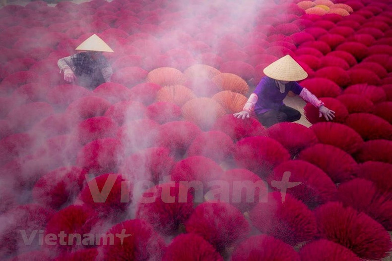 Todas las partes de las aldeas de Cau Bau, Phu Luong Thuong y Dao Tu de la comuna están llenas de incienso de color rosa y rojo. Con varillas de incienso para exportación, el material es Vau, una especie de bambú, porque es fácilmente inflamable pero no se rompe al arder. Este tipo de incienso debe ser hecho a máquina para asegurar que quede uniforme, redondo y brillante. Mientras tanto, las varillas de incienso para el mercado nacional se usan Nua, una especie de bambú y se cortan a mano. Este tipo puede ser redondo o cuadrado, pero es necesario remojarlo en el agua para evitar ser un escarabajo.