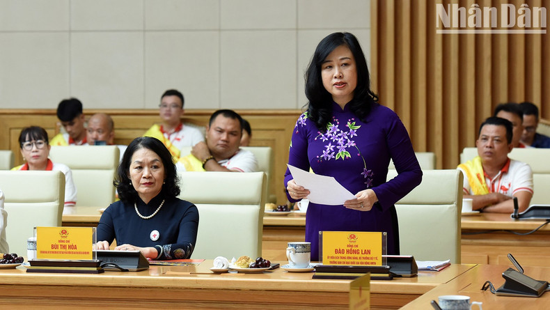 La ministra de Salud Pública Dao Hong Lan informa sobre las actividades de donación de sangre en 2023.