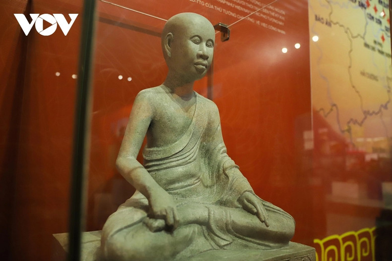 Se muestra una réplica a escala 1:1 de la estatua, tesoro nacional, del emperador Tran Nhan Tong, fundador del budismo zen Truc Lam Yen Tu. Se muestra una réplica a escala 1:1 de la estatua, tesoro nacional, del emperador Tran Nhan Tong, fundador del budismo zen Truc Lam Yen Tu.