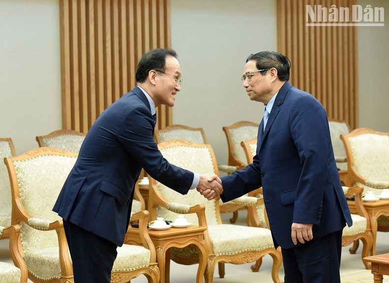 Pham Minh Chinh recibe a la delegación de Samsung Electronics.