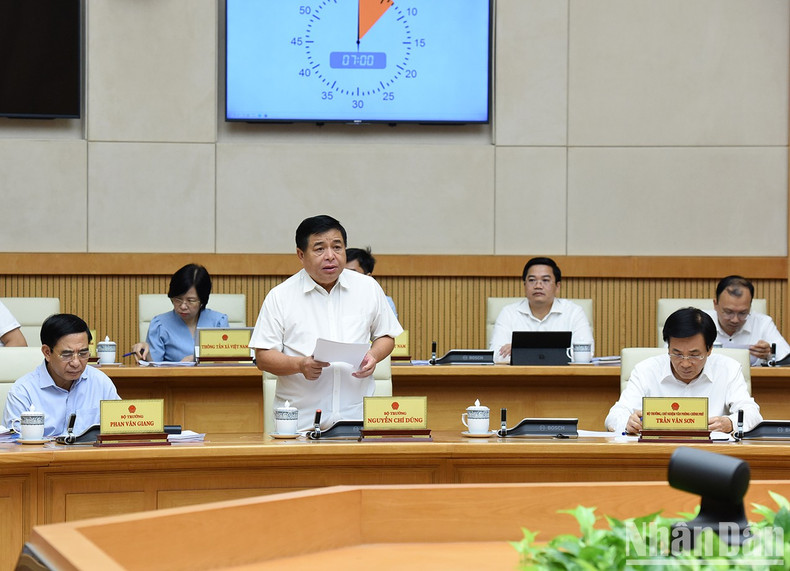 El ministro de Planificación e Inversión Nguyen Chi Dung informa sobre el desarrollo socioeconómico.