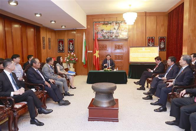 En el encuentro entre el presidente de la Asamblea Nacional de Vietnam con embajadores vietnamitas en los países europeos. (Fotografía: VNA)