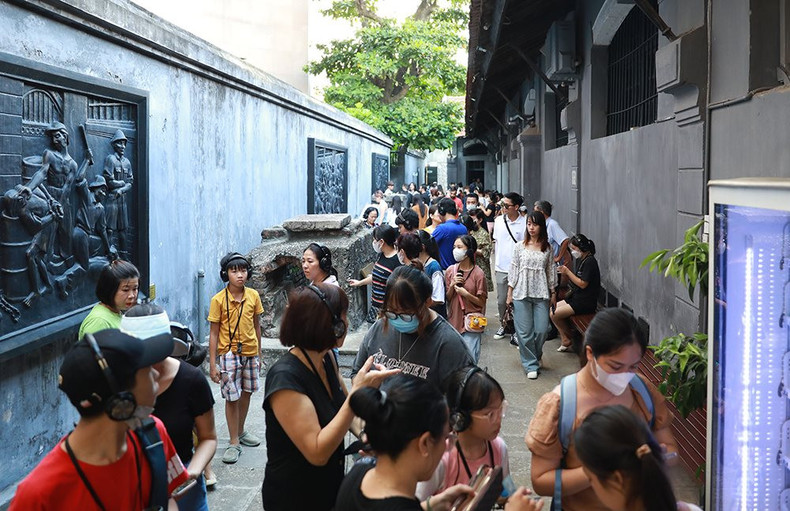 La prisión de Hoa Lo es uno de los destinos favoritos el primer día de 2024. La prisión de Hoa Lo es uno de los destinos favoritos el primer día de 2024.