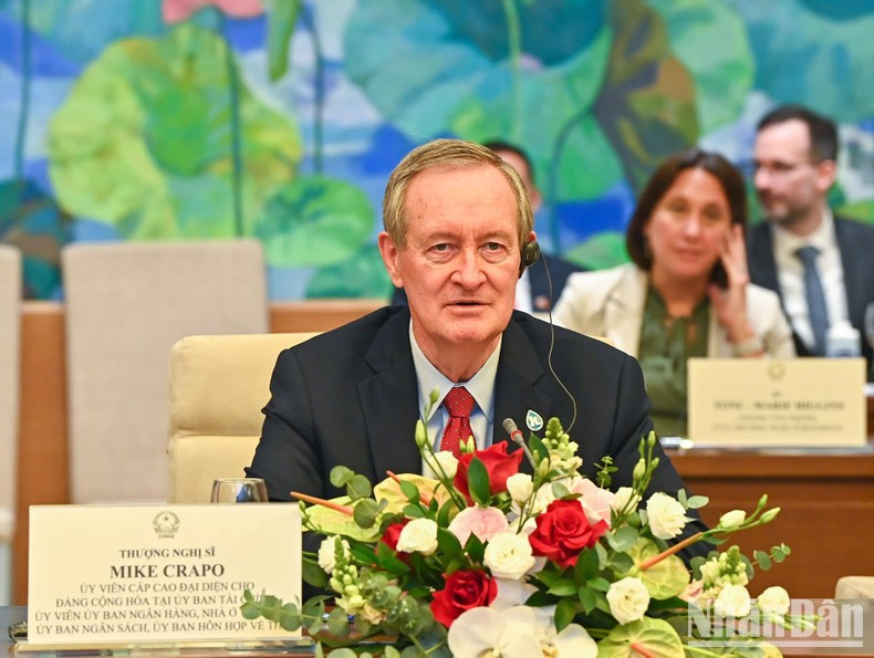 El senador Mike Crapo interviene en el encuentro. El senador Mike Crapo interviene en el encuentro.