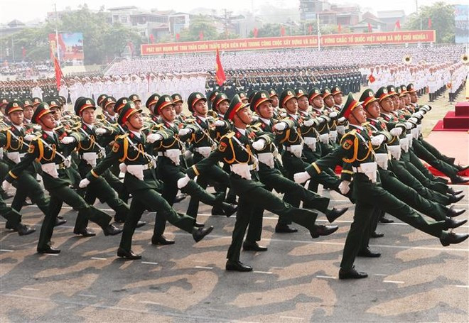 Las fuerzas militares desfilan frente a la tribuna en el ensayo. (Fotografía: VNA)