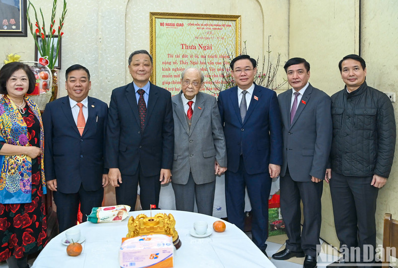 El presidente de la Asamblea Nacional, Vuong Dinh Hue, realiza una visita en vísperas del Tet a la familia del difunto jefe del Comité Permanente del Parlamento, Bui Bang Doan. (Fotografía: Nhan Dan)