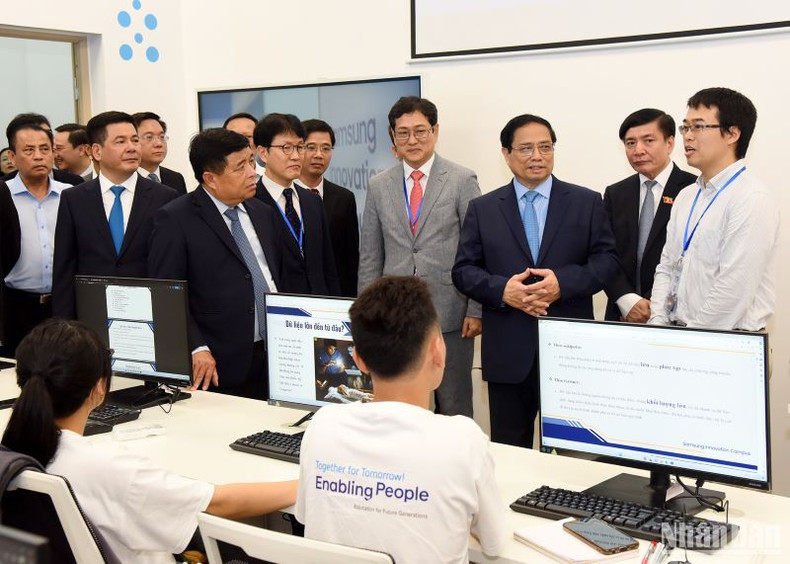 Pham Minh Chinh visita el laboratorio de Samsung y el centro de incubación de diseño de chips.