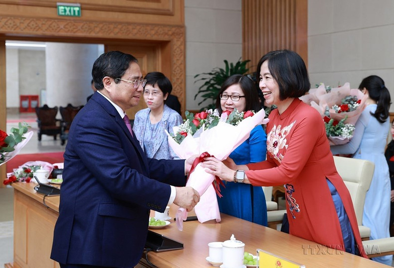 Con motivo del 113 aniversario del Día Internacional de la Mujer, el 8 de marzo, el primer ministro de Vietnam, Pham Minh Chinh, se reunió con gerentes femeninas de agencias centrales en la tarde del 7 de marzo de 2023. Con motivo del 113 aniversario del Día Internacional de la Mujer, el 8 de marzo, el primer ministro de Vietnam, Pham Minh Chinh, se reunió con gerentes femeninas de agencias centrales en la tarde del 7 de marzo de 2023.