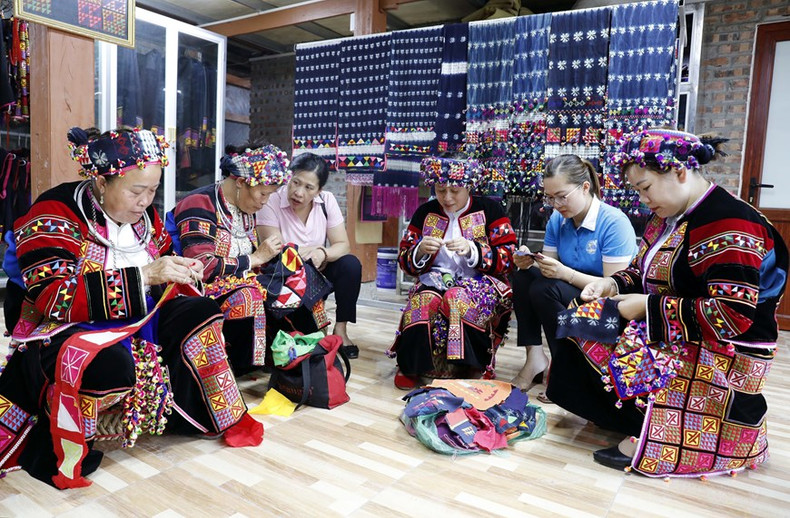 Miembros de la Cooperativa de Brocado Lo Lo, en la aldea de Sang Pa A, en el distrito de Meo Vac, en la provincia norteña de Ha Giang, recibieron préstamos para desarrollar el oficio de brocado. Miembros de la Cooperativa de Brocado Lo Lo, en la aldea de Sang Pa A, en el distrito de Meo Vac, en la provincia norteña de Ha Giang, recibieron préstamos para desarrollar el oficio de brocado.