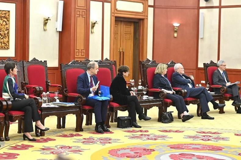 La delegación del Senado francés. La delegación del Senado francés.