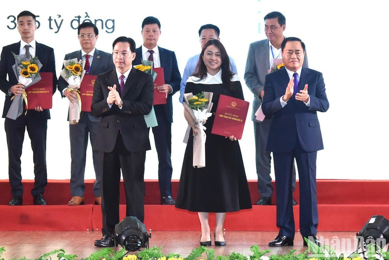 Autoridades provinciales otorgan certificados de registro de inversión para las empresas.