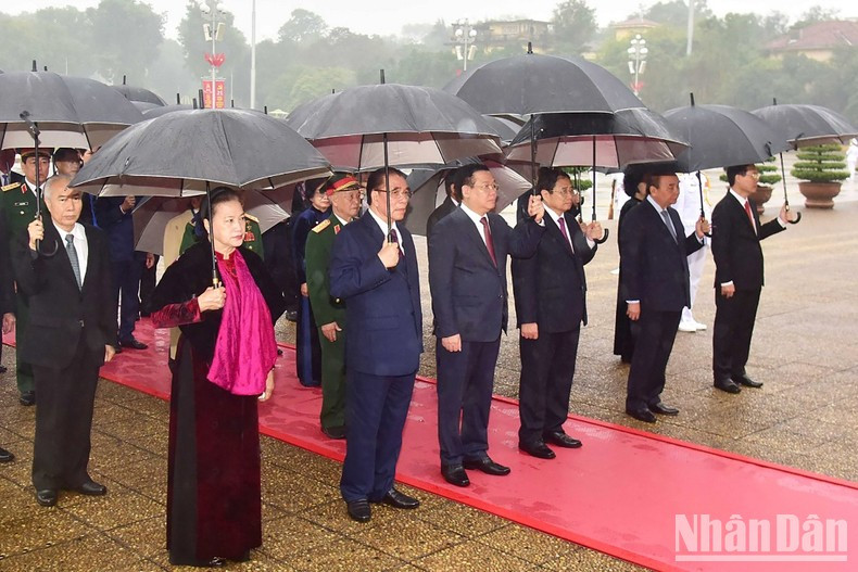Líderes y exdirigentes del Partido y Gobierno rinden homenaje al gran presidente. Líderes y exdirigentes del Partido y Gobierno rinden homenaje al gran presidente.
