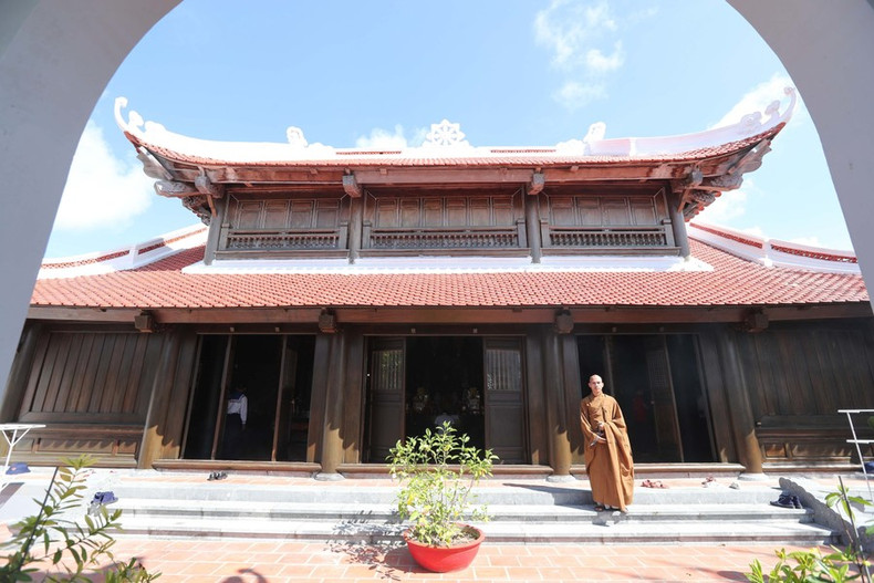 Pagoda Sinh Ton Dong, en la isla homónima. Pagoda Sinh Ton Dong, en la isla homónima.