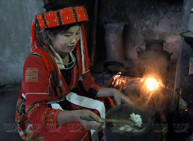El arroz se cocina en la estufa. El arroz se cocina en la estufa.