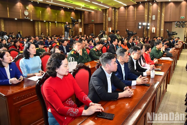 Los autores ganadores del concurso. Los autores ganadores del concurso.