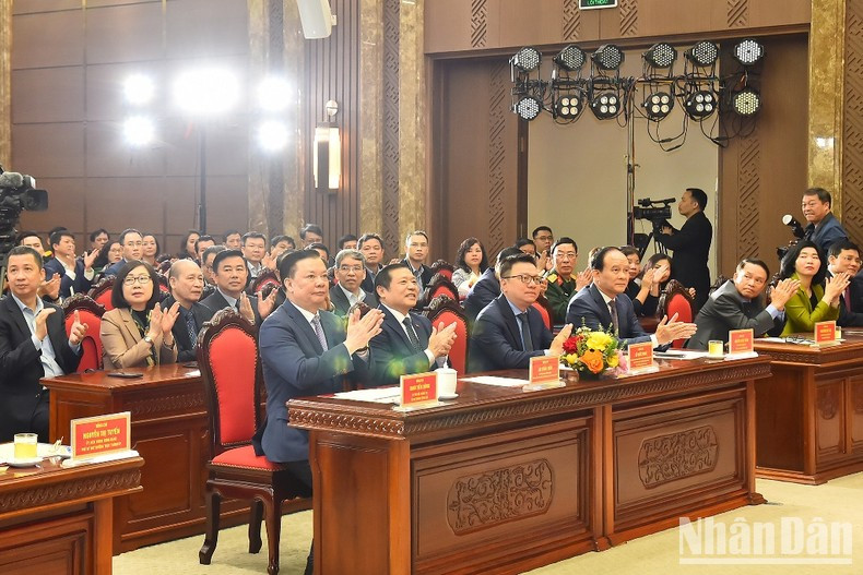 Representantes de los comités partidistas central y capitalino. Representantes de los comités partidistas central y capitalino.
