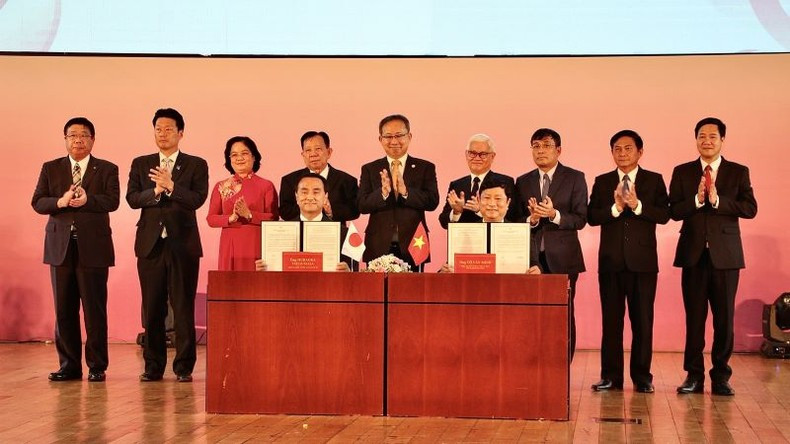 La rúbrica del acuerdo de colaboración en enfermería entre Binh Duong e Yamaguchi.