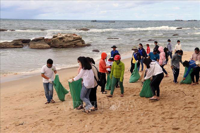 Recogen residuos plásticos en la playa de Dinh Cau, distrito de Phu Quoc (Kien Giang). (Fotografía: VNA)