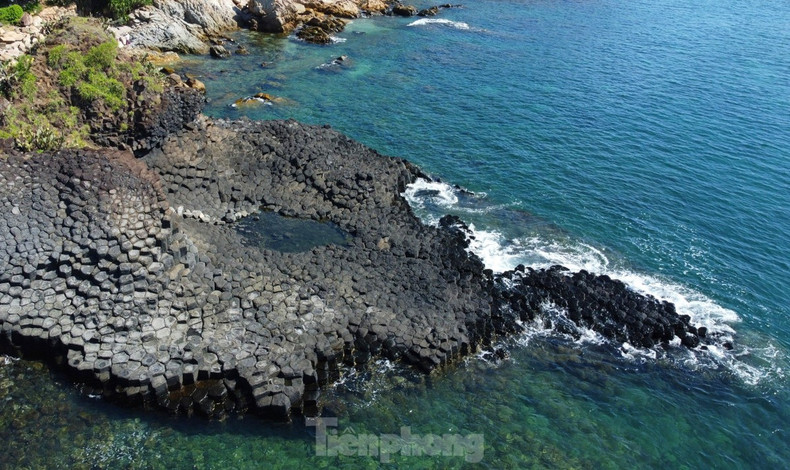 Ghenh Da Dia está formado por columnas de basalto, creadas por flujos de lava fundida de erupciones volcánicas hace cientos de millones de años en la meseta de Van Hoa, a unos 40 kilómetros de distancia. Ghenh Da Dia está formado por columnas de basalto, creadas por flujos de lava fundida de erupciones volcánicas hace cientos de millones de años en la meseta de Van Hoa, a unos 40 kilómetros de distancia.