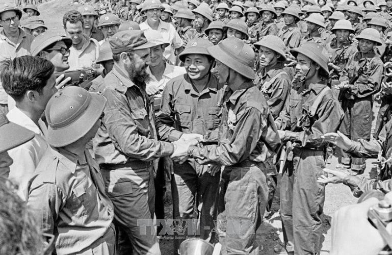Fidel Castro saluda a los soldados de la brigada de Khe Sanh, del Ejército de Liberación de Tri-Thien Hue, durante su visita a la región liberada de Quang Tri, el 15 de septiembre de 1973. (Fotografía: VNA) Fidel Castro saluda a los soldados de la brigada de Khe Sanh, del Ejército de Liberación de Tri-Thien Hue, durante su visita a la región liberada de Quang Tri, el 15 de septiembre de 1973. (Fotografía: VNA)
