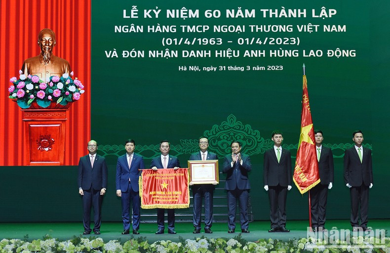 El premier entrega al banco el título Héroe de Trabajo.