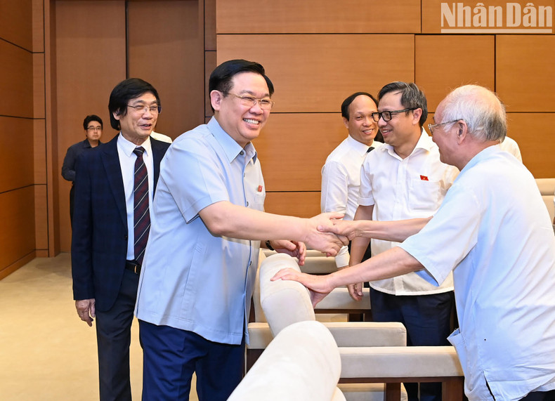 El presidente legislativo Vuogn Dinh Hue se encuentra con los miembros de la Asociación de Planificación y Desarrollo Urbano de Vietnam. El presidente legislativo Vuogn Dinh Hue se encuentra con los miembros de la Asociación de Planificación y Desarrollo Urbano de Vietnam.