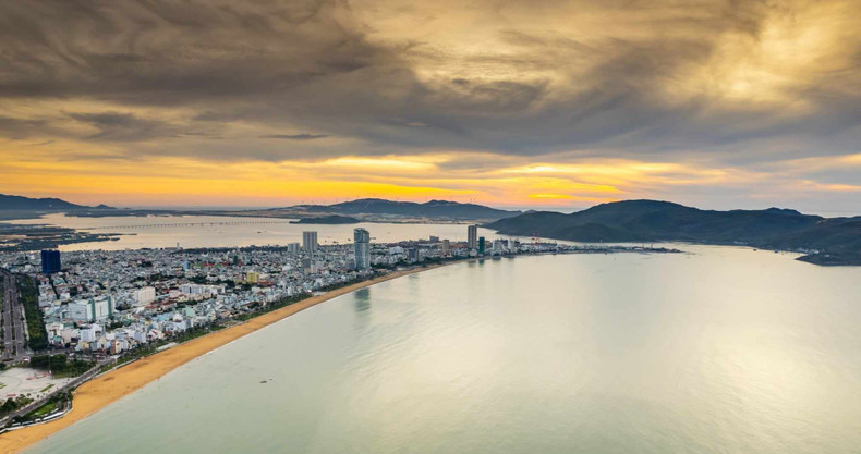 Situada en la costa del centro del país, la ciudad de Quy Nhon tiene una playa que se extiende en arco desde el cabo Tan hasta Ghenh Rang. Situada en la costa del centro del país, la ciudad de Quy Nhon tiene una playa que se extiende en arco desde el cabo Tan hasta Ghenh Rang.