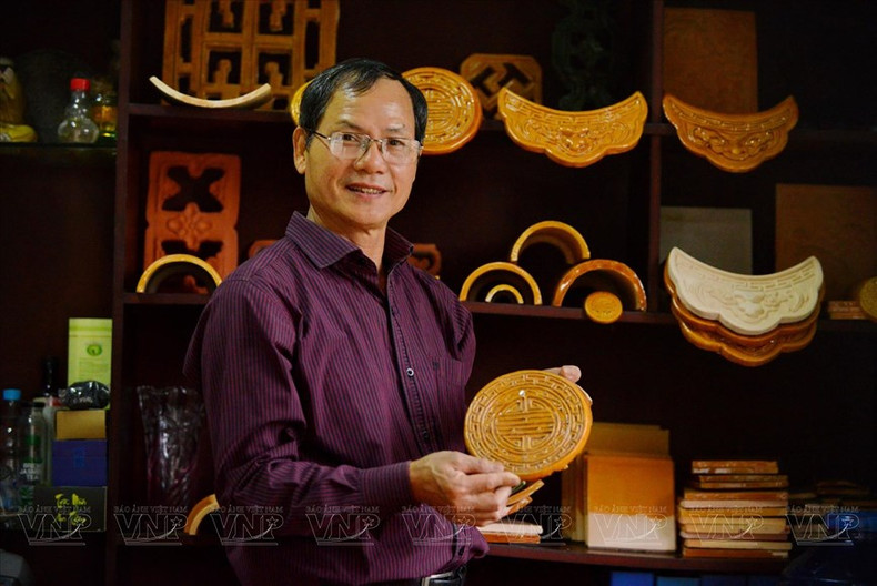 Dang Uyen siempre se esfuerza por preservar y desarrollar la profesión de elaborar azulejos reales de Hue. Dang Uyen siempre se esfuerza por preservar y desarrollar la profesión de elaborar azulejos reales de Hue.