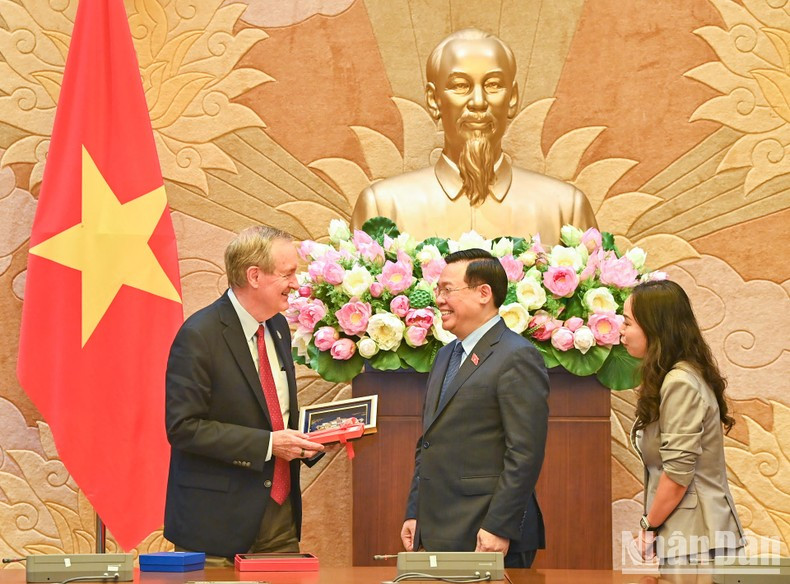 El presidente legislativo Vuong Dinh Hue entrega regalo conmemorativo a la delegación estadounidense. El presidente legislativo Vuong Dinh Hue entrega regalo conmemorativo a la delegación estadounidense.