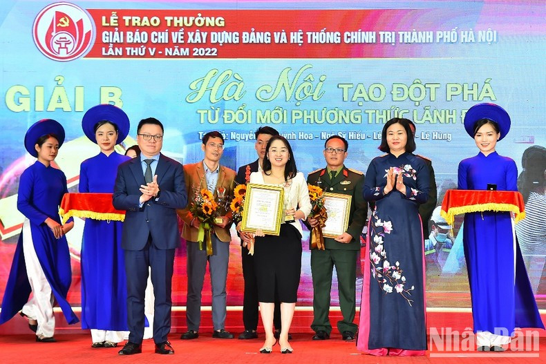 El redactor jefe de Nhan Dan, Le Quoc Minh, y la vicesecretaria permanente del Comité partidista de Hanói, Nguyen Thi Tuyen, otorgan los premios B a un colectivo de Nhan Dan. El redactor jefe de Nhan Dan, Le Quoc Minh, y la vicesecretaria permanente del Comité partidista de Hanói, Nguyen Thi Tuyen, otorgan los premios B a un colectivo de Nhan Dan.