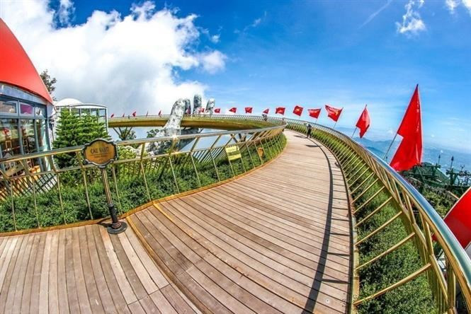 El espectáculo impresionante para dar la bienvenida a los turistas en el Puente Dorado en Da Nang después de un tiempo interrumpido por la pandemia de Covid-19. El espectáculo impresionante para dar la bienvenida a los turistas en el Puente Dorado en Da Nang después de un tiempo interrumpido por la pandemia de Covid-19.