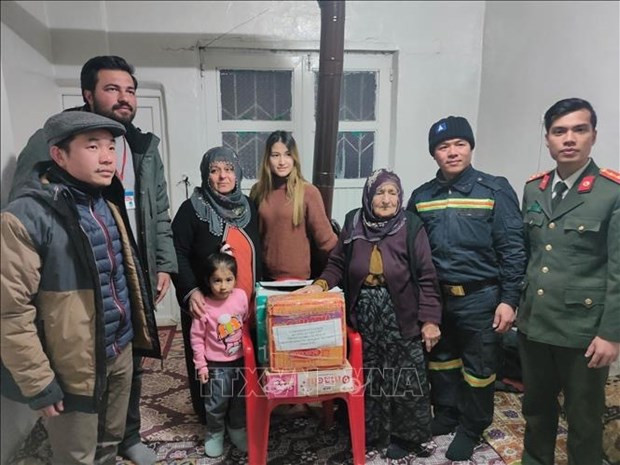 La delegación del Ministerio de Seguridad Pública de Vietnam visitó y entregó obsequios a sus connacionales en Turquía. (Fotografía: VNA) La delegación del Ministerio de Seguridad Pública de Vietnam visitó y entregó obsequios a sus connacionales en Turquía. (Fotografía: VNA)