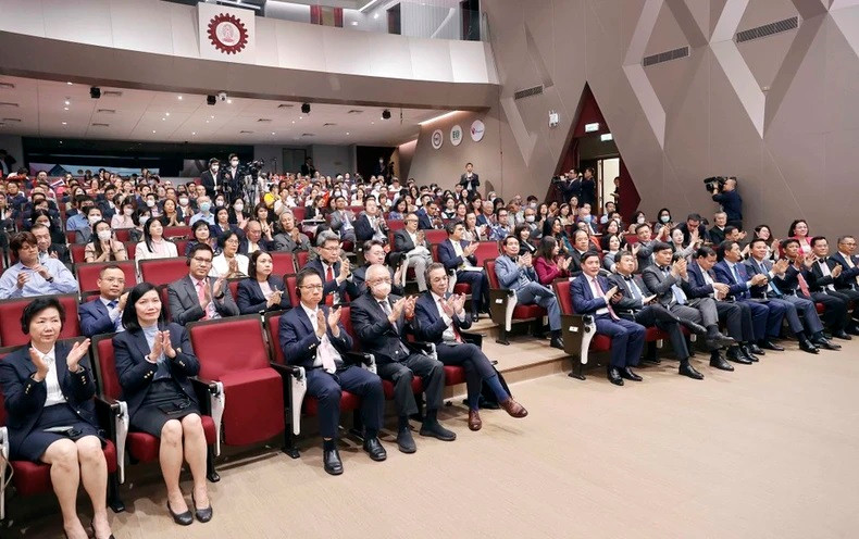 Los delegados y estudiantes en el encuentro. Los delegados y estudiantes en el encuentro.