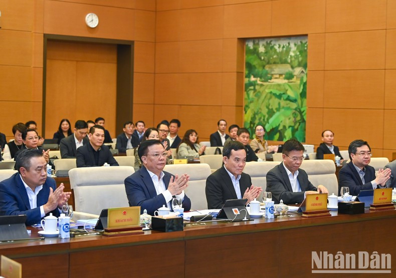 El secretario del Comité del Partido de Hanói, Dinh Tien Dung, y el viceprimer ministro Tran Luu Quang en la reunión.