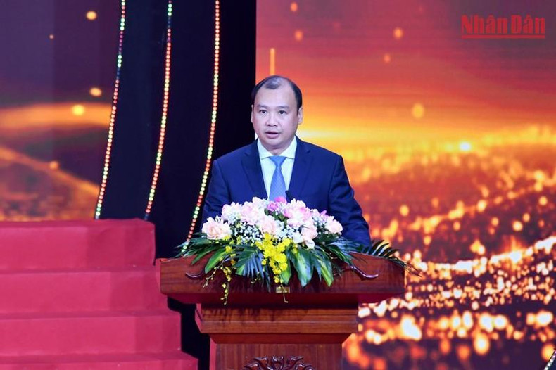 El miembro suplente del Comité Central del Partido, subjefe de su Comisión de Comunicación y Educación, Le Hai Binh, interviene en la ceremonia. El miembro suplente del Comité Central del Partido, subjefe de su Comisión de Comunicación y Educación, Le Hai Binh, interviene en la ceremonia.