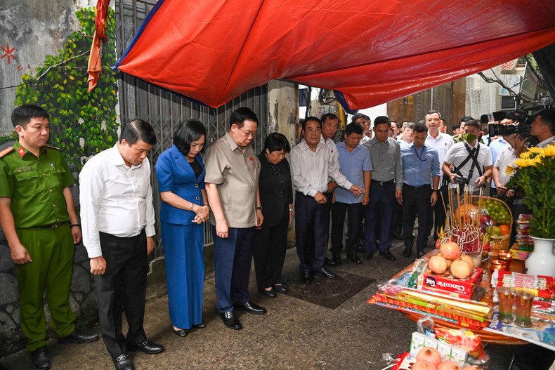 Vuong Dinh Hue y los delegados rinden homenaje a las víctimas.