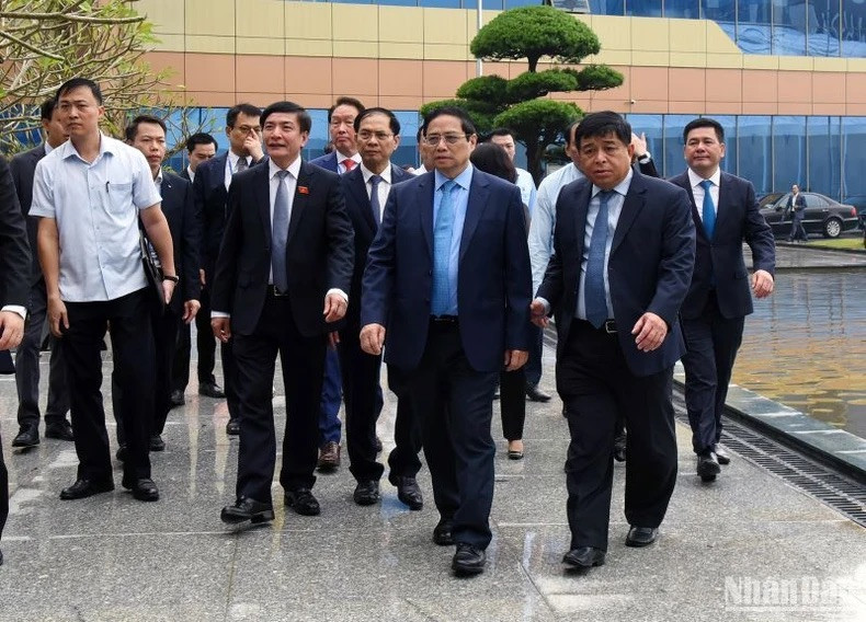 El primer ministro Pham Minh Chinh y los delegados asisten a la ceremonia de inauguración.