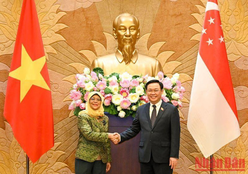 El presidente de Asamblea Nacional de Vietnam, Vuong Dinh Hue, y la presidenta de Singapur, Halimah Yacob.